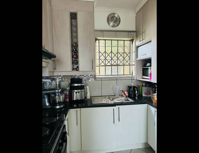 2 BEDROOM SIMPLEX FOR SALE IN DAWN PARK